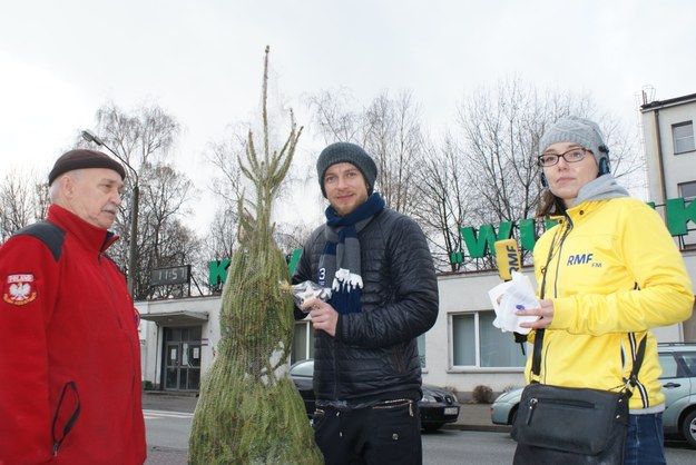 Pan Sylwester, Piotr Kupicha i Anna Kropaczek przed kopalnią "Wujek" /Jacek Skóra /RMF FM