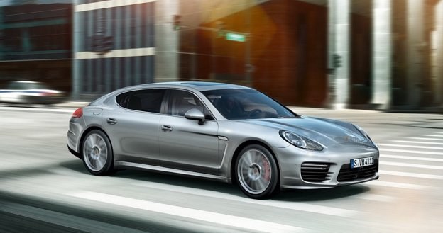 Panamera z dłuższym rozstawem osi nie straciła wiele ze swych dynamicznych proporcji. /Porsche