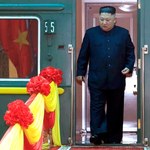 Pancerny pociąg wiezie Kim Dzong Una na spotkanie z Putinem