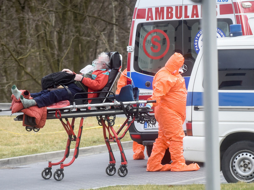 Pancjent z podejrzeniem COVID-19 transportowany do szpitala, zdjęcie ilustracyjne /Fot. Marek Lasyk/REPORTER /Reporter