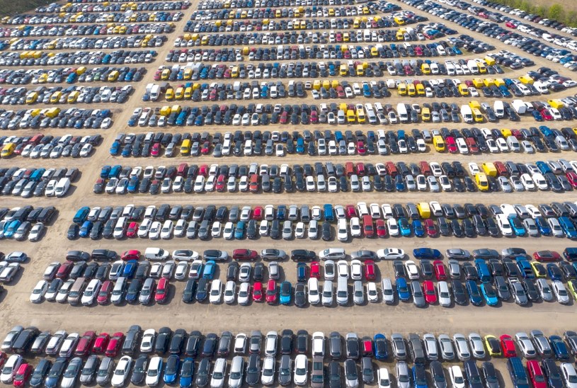 Pandemia ciężko doświadczyła przemysł motoryzacyjny. W tym czasie nie myśli się o zakupie samochodów /Getty Images