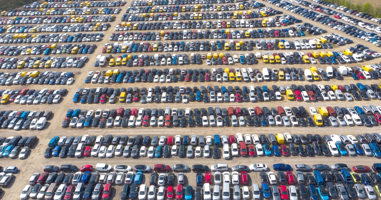 Pandemia ciężko doświadczyła przemysł motoryzacyjny. W tym czasie nie myśli się o zakupie samochodów /Getty Images