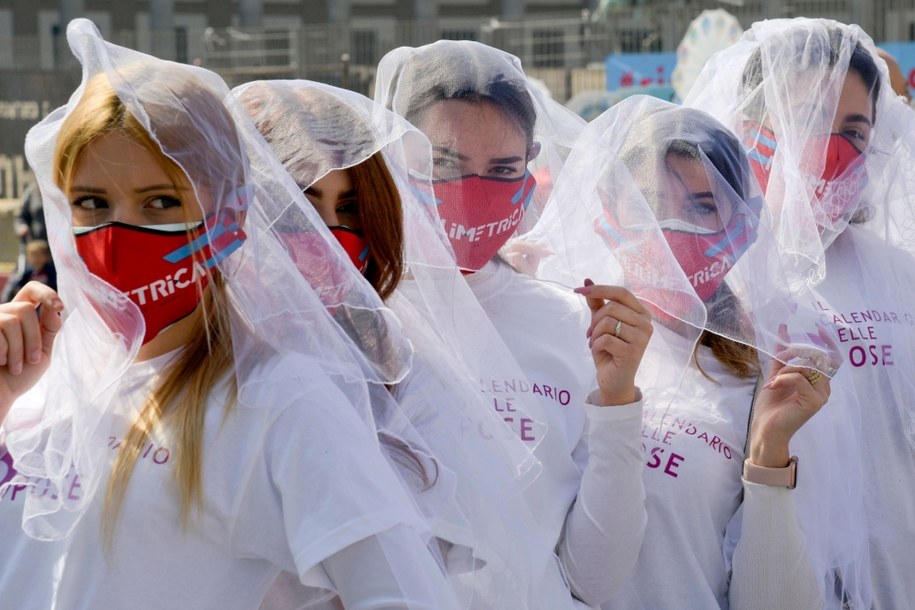 "Pandemia i dekrety z restrykcjami wstrząsnęły naszym sektorem, brakuje planów wznowienia działalności" - dodała uczestniczka ogólnokrajowego protestu pod hasłem "Razem na ślub". /CIRO FUSCO /PAP/EPA