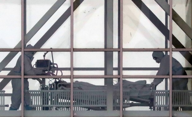 Pandemia koronawirusa na świecie. Liczba zgonów na Covid-19 przekroczyła 5 mln