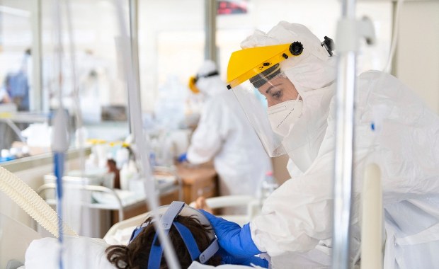 Pandemia koronawirusa. Na świecie zmarło już 3 mln osób