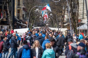 Pandemia nie wystraszyła Polaków. Tłumy turystów w Zakopanem i w Bieszczadach