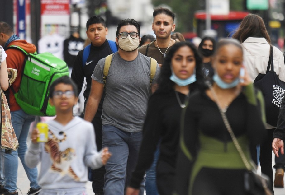 Pandemia w Londynie. Część mieszkańców na ulicach zasłania usta i nos /NEIL HALL /PAP/EPA