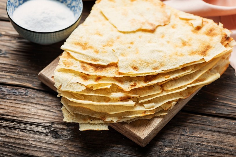 Pane carasau to prymitywny sardyński chlebek. Doskonały z sosem pomidorowym lub jako dodatek do dań gorących /123RF/PICSEL