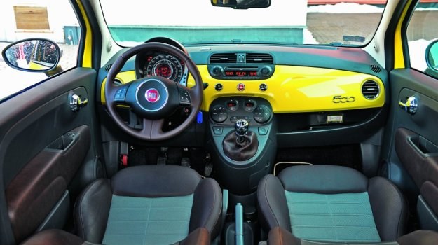 Panel tablicy przyrządów w kolorze nadwozia to znak rozpoznawczy Fiata 500. /Motor
