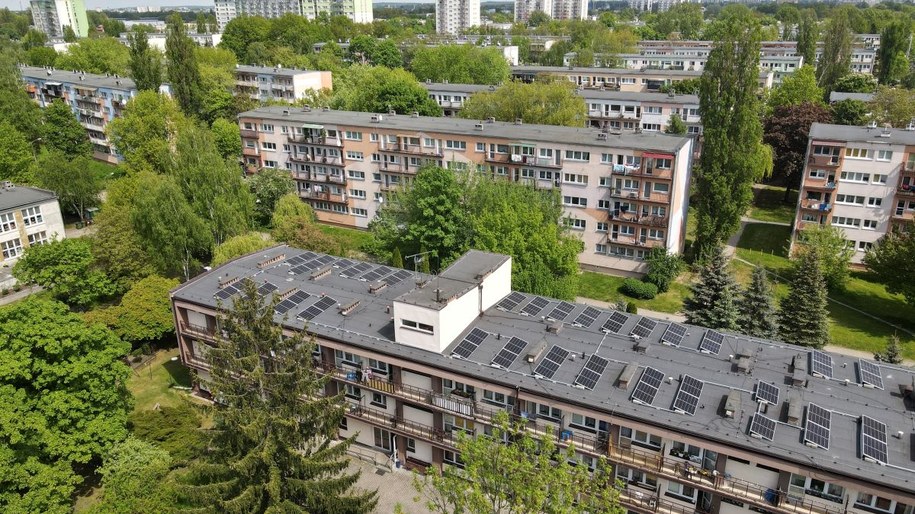 Panele fotowoltaiczne na budynku Domu Pomocy Społecznej przy ul. Rojnej w Łodzi /lodz.pl /Materiały prasowe