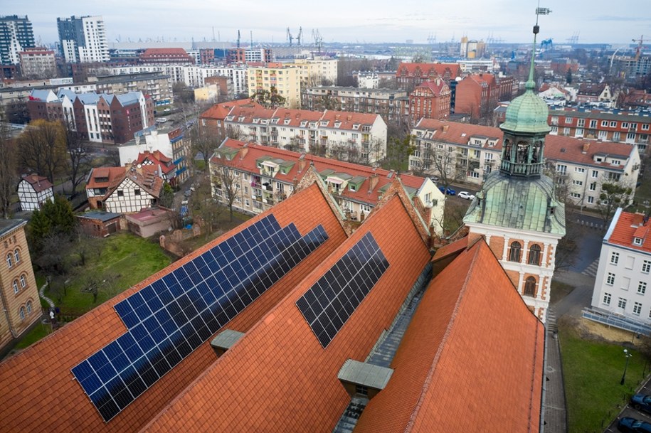 Panele fotowoltaiczne na dachu kościoła św. Brygidy w Gdańsku / 	Adam Warżawa    /PAP