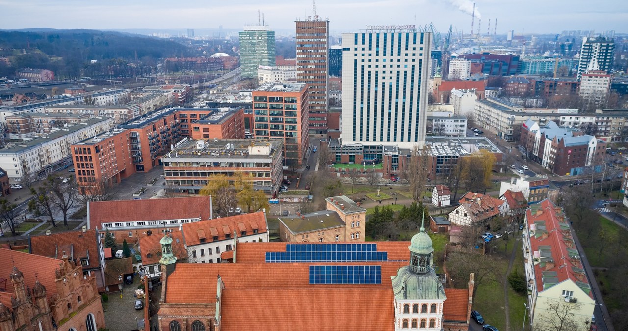 Panele fotowoltaiczne na dachu kościoła św. Brygidy w Gdańsku