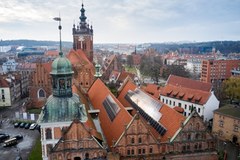 Panele fotowoltaiczne na dachu kościoła św. Brygidy w Gdańsku