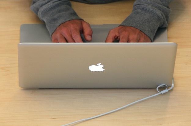 Panele Retina Display w kolejnych MacBookach? /AFP