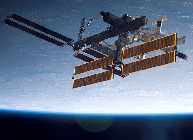 Panele słoneczne Międzynarodowej Stacji Kosmicznej na tle Ziemi /Getty Images/Flash Press Media