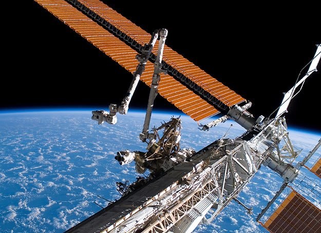 Panele słoneczne Międzynarodowej Stacji Kosmicznej. Podobne mogą łapać energię na nasze potrzeby... /Getty Images/Flash Press Media
