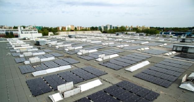 Panele słoneczne na dachu fabryki w Berlinie /