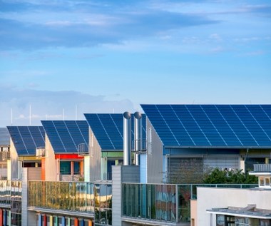 Panele słoneczne zintegrowane z dachem - czy to dobry pomysł?