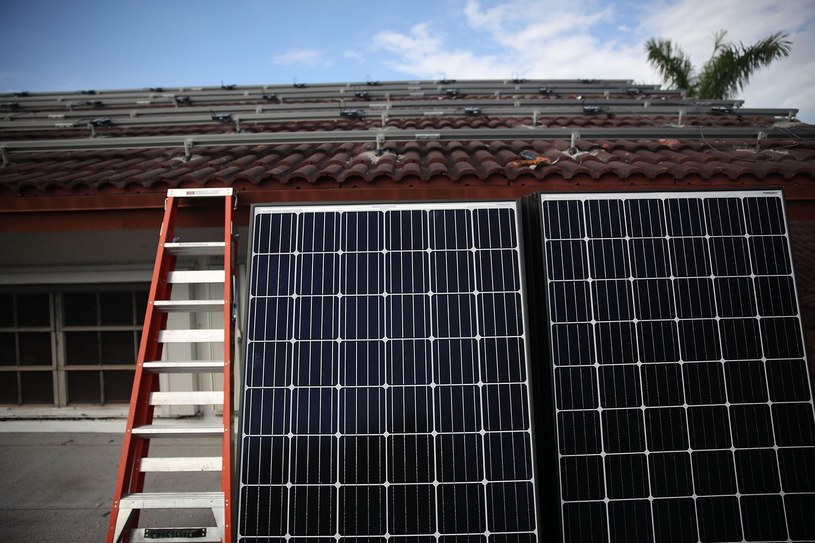 Panele solarne. /GETTY IMAGES NORTH AMERICA JOE RAEDLE/ /AFP