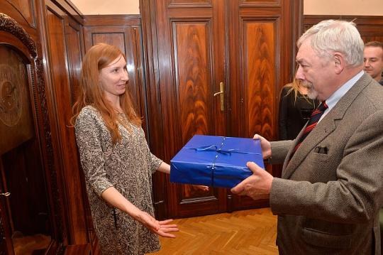 Pani Aleksandra otrzymała dziś od prezydenta Jacka Majchrowskiego nie tylko podziękowania, ale i symboliczny upominek /Wiesław Majka, krakow.pl  /