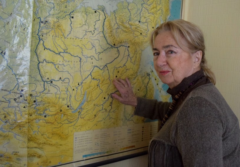 Pani Danuta Sedlak pokazuje na mapie "serce Syberii". Z tego miejsca uciekały później do Afryki (fot. Ewelina Karpińska-Morek /INTERIA.PL) /Ewelina Karpńska-Morek /INTERIA.PL
