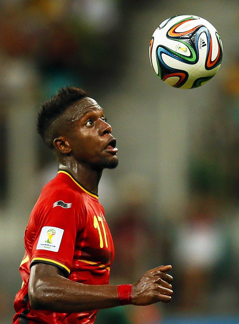 Pani Iwona kibicuje reprezentacji Belgii. Na zdjęciu: Belg Divock Origi z Brazucą /YURI KOCHETKOV /PAP/EPA