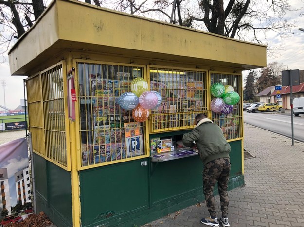 Pani Krysia prowadzi kiosk od 40 lat! /Mateusz Chłystun /RMF FM
