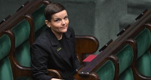 ​"Pani, która oderwała się od rzeczywistości". PiS chce odwołać ministrę