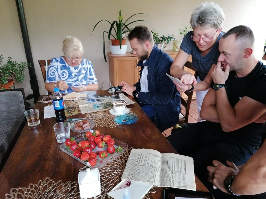 Pani Maria – siostra Tadeusza Jakowczyka, ma ze sobą wszystkie wycinki z gazet, w których pojawiały się jakiekolwiek informacje na temat katastrofy. /