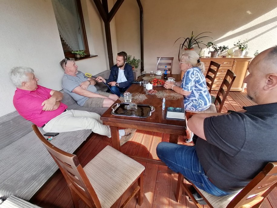 Pani Maria – siostra Tadeusza Jakowczyka, ma ze sobą wszystkie wycinki z gazet, w których pojawiały się jakiekolwiek informacje na temat katastrofy. /