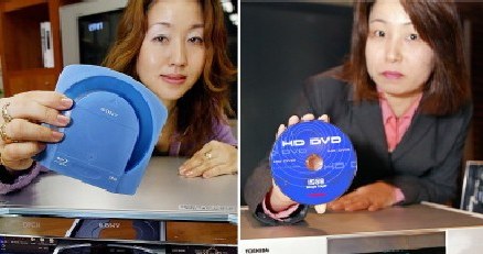 Pani po prawej wygląda na mało zadowoloną, ale to HD DVD ma rzekomo dominować w USA. /AFP