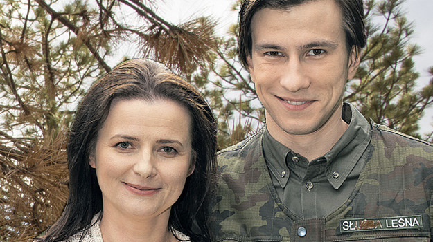 Pani Zarzycka (Jowita Budnik) jest bardzo dumna ze swojego syna Franka /David McNew/ Świat Seriali /Getty Images