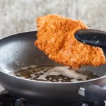 Panierka ciągle odpada od mięsa? Wypróbuj tę metodę, a zapomnisz o problemie