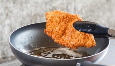 Panierka ciągle odpada od mięsa? Wypróbuj tę metodę, a zapomnisz o problemie