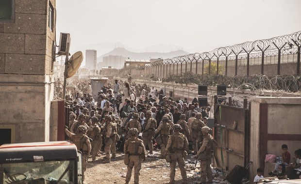 Panika na lotnisku w Kabulu. Doszło do wybuchu, wcześniej padły strzały 