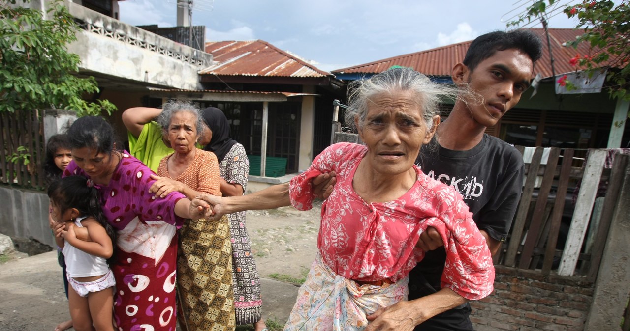 Panika po trzęsieniu ziemi w Indonezji