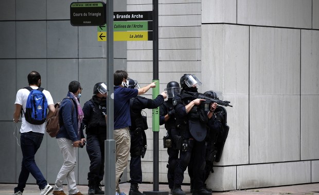 Panika w podparyskiej dzielnicy biznesu La Defense. Poszukiwany mężczyzna z bronią automatyczną