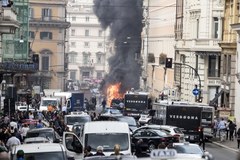 Panika w Rzymie. W centrum miasta autobus stanął w płomieniach