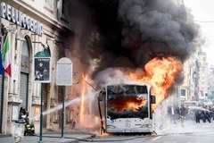 Panika w Rzymie. W centrum miasta autobus stanął w płomieniach