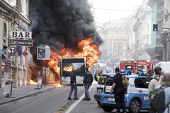 Panika w Rzymie. W centrum miasta autobus stanął w płomieniach