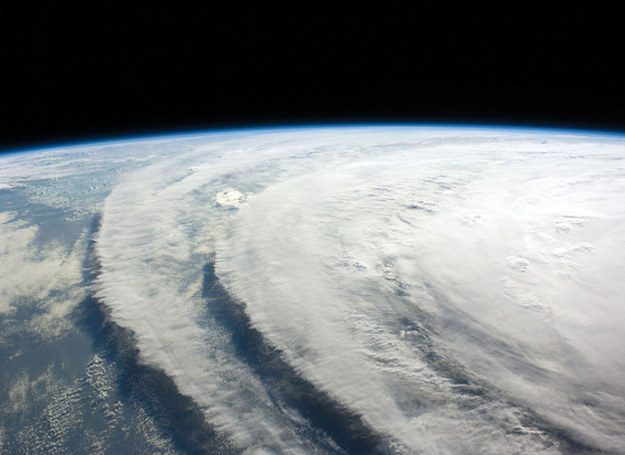 Panikarze wieszczą kataklizm, przy którym huragan Ike (na zdjęciu), to pestka... /AFP