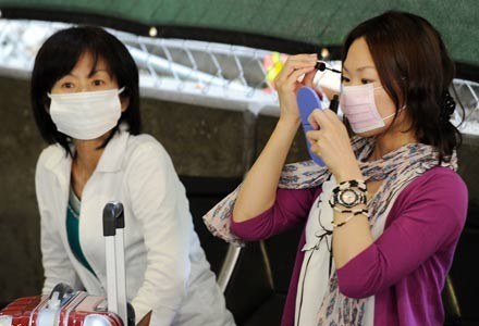 Panikę wywołaną świńską grypą już wykorzystują twórcy wirusów /AFP
