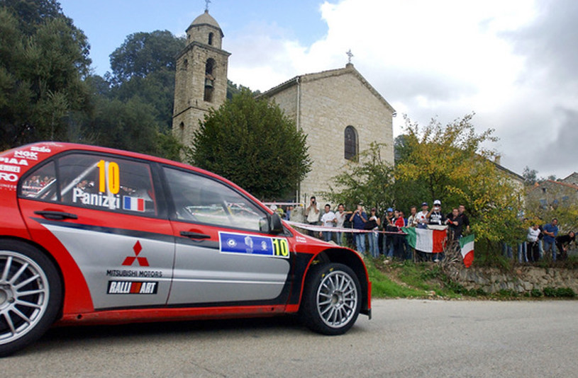 Panizzi  w  Mitsubishi Lancer WRC podczas Rajdu Korsyki w 2005 roku /AFP