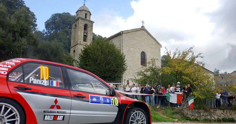 Panizzi  w  Mitsubishi Lancer WRC podczas Rajdu Korsyki w 2005 roku /AFP