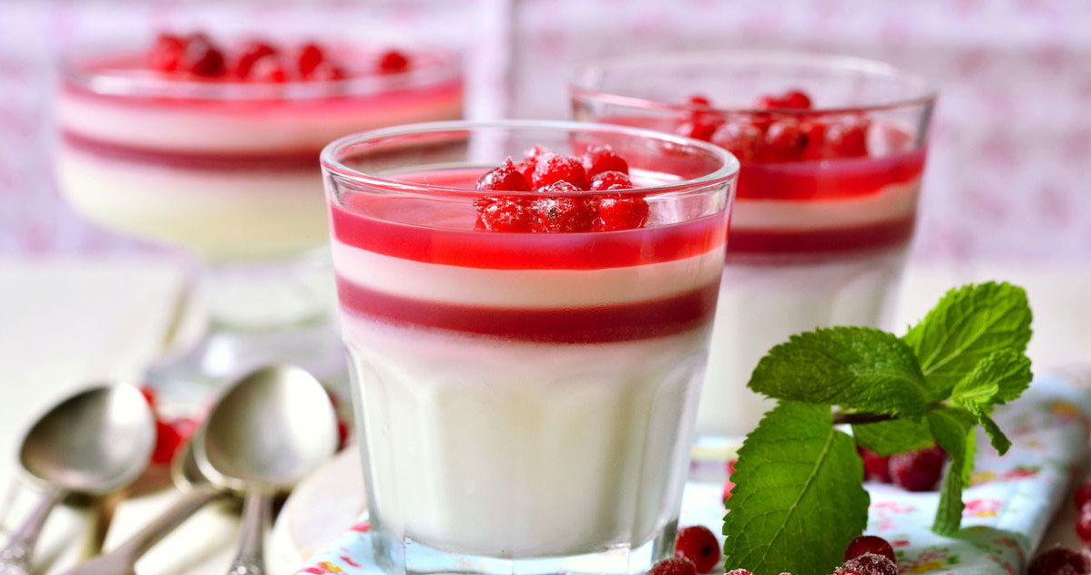 Panna cotta z porzeczkami /123RF/PICSEL