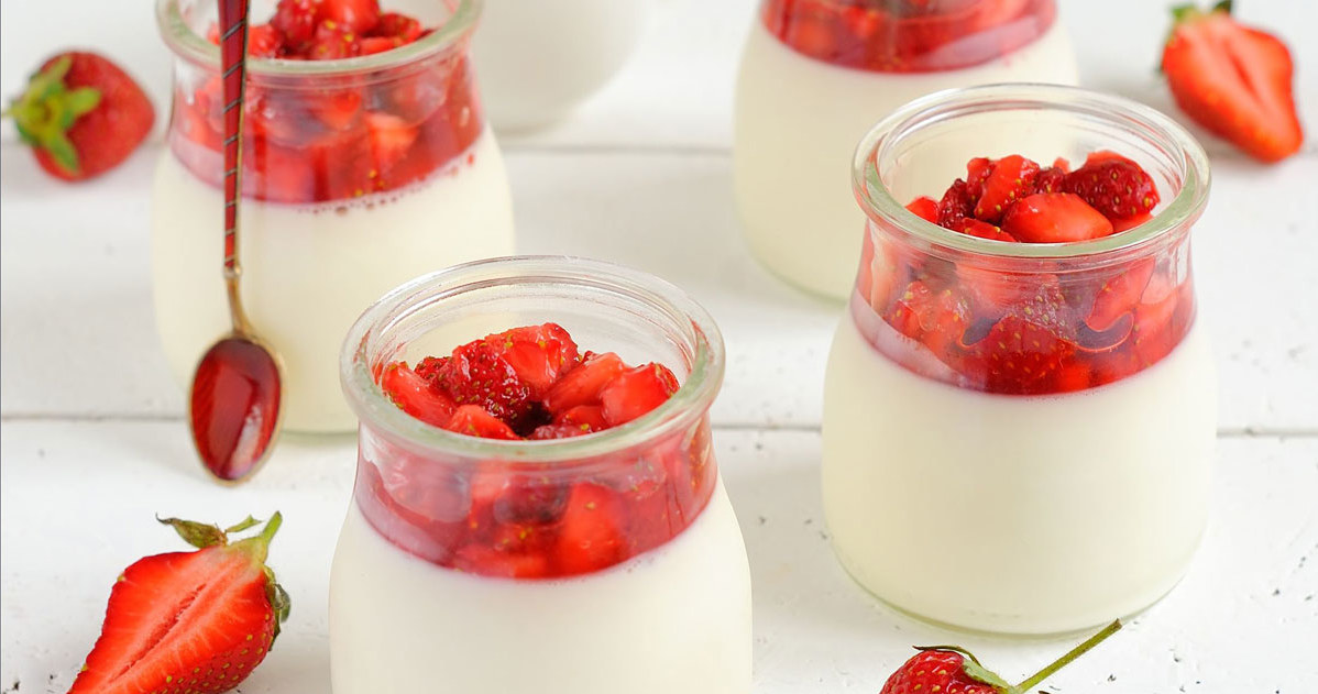 Panna cotta z truskawkami /123RF/PICSEL