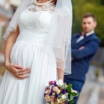 Panna młoda w ciąży. Jak przygotować ślub idealny?