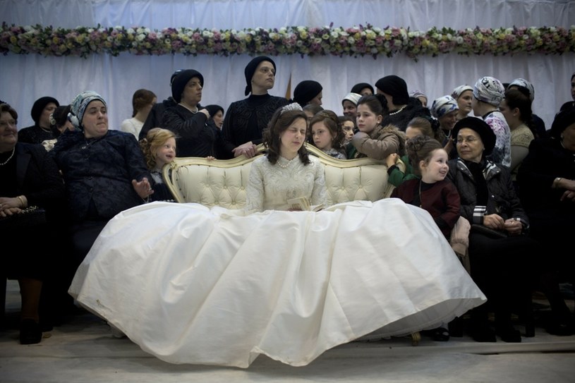 Panna młoda wraz z innymi kobietami w sali przeznaczonej dla pań na żydowskim weselu /AP/EAST NEWS /East News