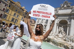 Panny młode protestowały przed słynną rzymską fontanną