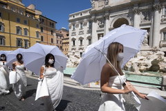 Panny młode protestowały przed słynną rzymską fontanną